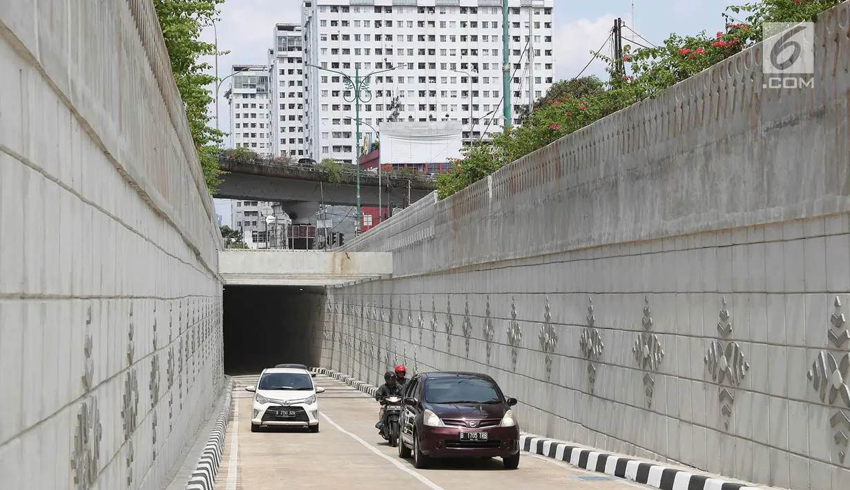 Sejumlah kendaraan melintasi underpass Matraman di Jakarta, Senin (10/4). Underpass Matraman merupakan underpass pertama yang bercabang di Jakarta. (Liputan6.com/Immanuel Antonius)