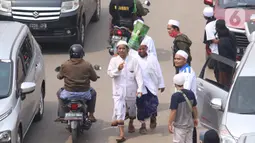 Massa memadati akses tol bandara Soekarno Hatta di Tangerang, Banten, Selasa (10/11/2020). Mereka bertujuan menjemput kedatangan Rizieq Shihab. (Liputan6.com/Angga Yuniar)