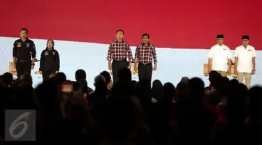 Para paslon menyanyikan lagu kebangsaan Indonesia Raya saat Debat Final Cagub-Cawagub DKI 2017 di Bidakara, Jakarta, Jumat (10/2). (Liputan6.com/Faizal Fanani)