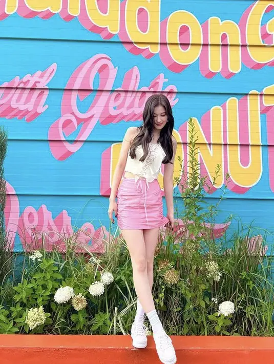 <p>Sana Twice tampil dengan korset bertali putih. Atasan tersebut dipadukan mini skirt pink dan sneakers putih. m.by__sana</p>
