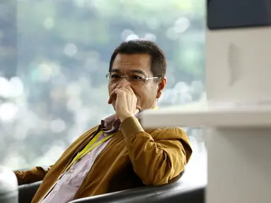 Mantan Menteri Dalam Negeri Gamawan Fauzi duduk menunggu memenuhi panggilan KPK, Jakarta, Rabu (12/10).  Pemanggilan Gamawan terkait kasus dugaan korupsi proyek penerapan e-KTP. (Liputan6.com/Helmi Afandi)
