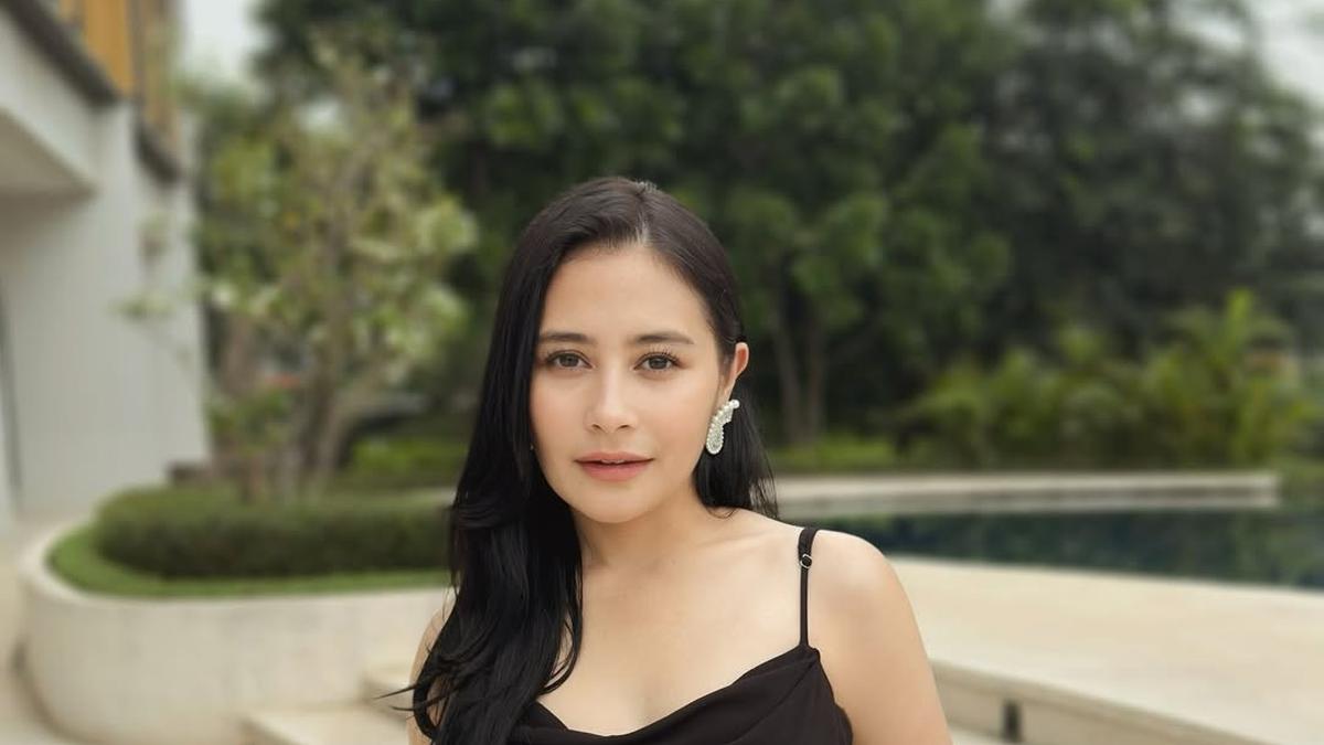Outfit Kondangan ala Prilly Latuconsina yang Anggun Tanpa Terlihat Berlebihan