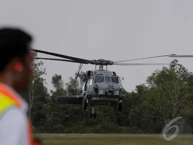 Helikopter Angkatan Laut Amerika tiba di Lanud Iskandar Pangkalan Bun, Kalteng, Selasa (6/1/2015). (Liputan6.com/Andrian M Tunay)