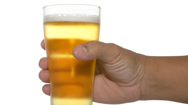 Benarkah Kolesterol Turun dengan Minum Bir? (Chaturong Gatenil/123rf)