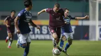 Pemain PSM Makassar, Willem Jan Pluim berusaha melewati pemain Persib Bandung, Marc Klok dalam laga pekan ke-6 BRI Liga 1 2021/2022 di Stadion Wibawa Mukti, Cikarang, Sabtu (02/10/2021) WIB. Kedua tim bermain imbang 1-1. (Bola.com/Bagaskara Lazuardi)