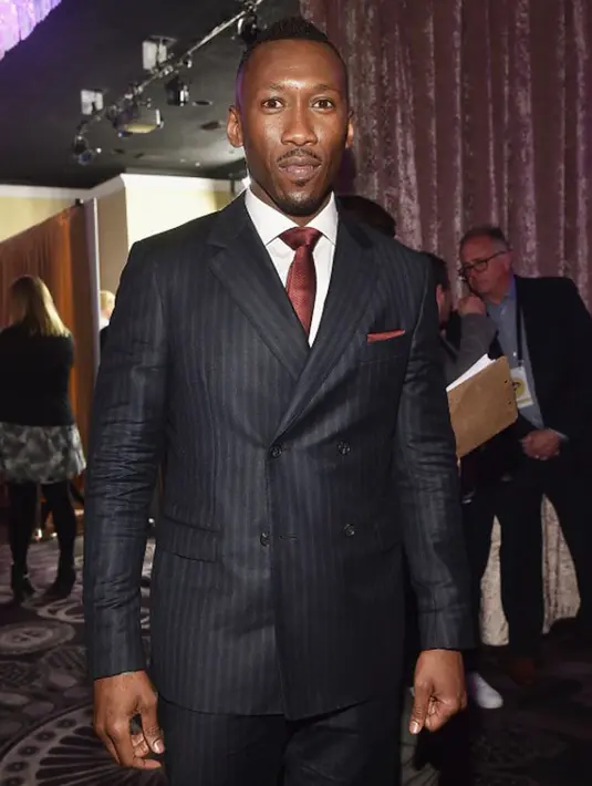 “Aku mengucapkan terima kasih kepada guru dan professorku. Mereka selalu mengatakan ini bukan tentang kamu. Ini bukan tentang kamu. Ini soal karakter itu dan kamu adalah pelayan untuk cerita pada karakter ini,” ucap Ali. (AFP/Bintang.com)