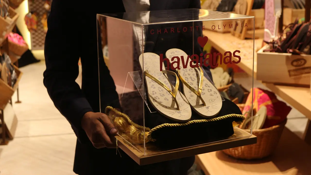 Macan Tutul Cantik Hasil Kolaborasi Havaianas dengan Charlotte Olympia