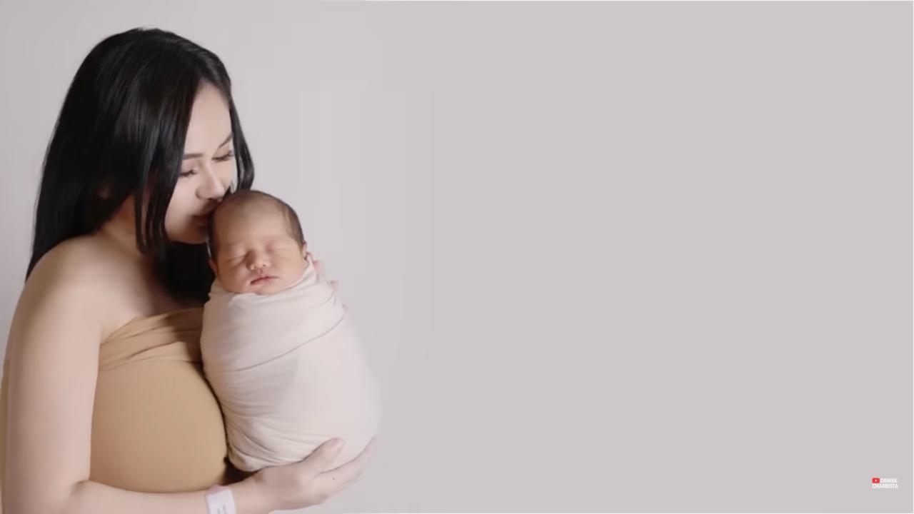 Potret Denise Chariesta dan sang buah hati (Sumber: Youtube/Denise Chariesta)