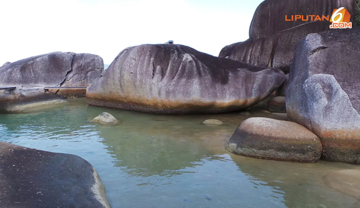 Untuk menuju dari satu bongkahan batu ke batu lainnya pengunjung dapat melalui sebuah jalan penghubung (Liputan6.com/Muhammad Ali)
