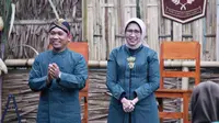 Bupati Lumajang Thoriqul Haq (Kanan) Bersama Wakil Bupati Lumajang Indah Amperawati (Kiri) kunjungi pelaksanaan Loemadjang Mbiyen di pabarik gula Jatiroto (Istimewa)