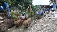 Petugas Tata Air menambal turap yang longsor di Kalibaru, Desa Putra, Jakarta Selatan, Rabu (22/3). Sudin Tata Air Jakarta Selatan perbaiki turap Kalibaru yang longsor dan alami pendangkalan. (Liputan6.com/Yoppy Renato)