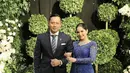 Annisa Pohan tampil elegan mengenakan kebaya brokat dengan detail kerah u-neck warna electric blue. Kebaya-nya dilengkapi dengan songket selendang dan beberapa perhiasan berlian perak. [@annisayudhoyono].