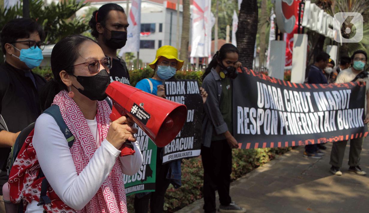 "Mendorong reformasi kebijakan dan keterbukaan informasi publik terkait industri, pabrik, dan PLTU batubara penyumbang polusi udara. Meminta para tergugat dan turut tergugat menjalankan putusan CLS," demikian bunyi keterangan pers dari IBUKOTA. (Liputan6.com/Herman Zakharia)