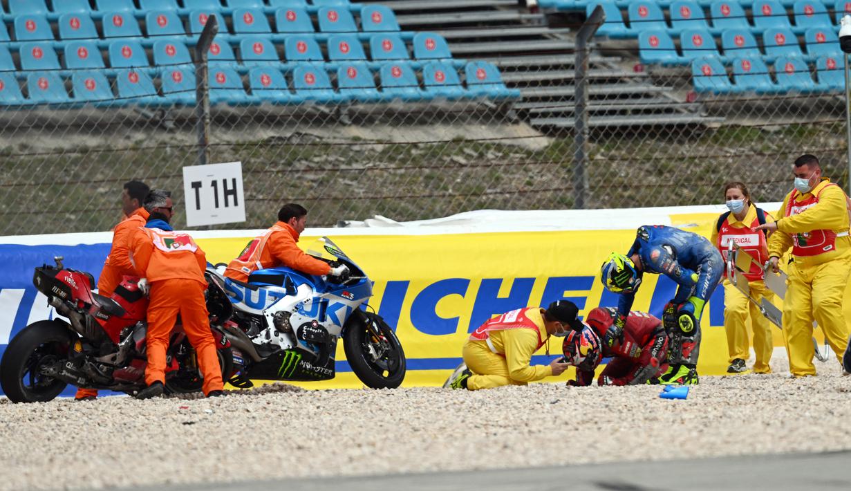 <p>Usai kejadian tersebut, Joan Mir yang awalnya tampak kesal langsung menghampiri untuk melihat kondisi rivalnya tersebut dan memaafkan atas insiden tersebut. (AFP/Patricia De Melo Moreira)</p>