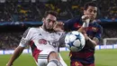 Bek sayap Barcelona, Dani Alves berebut bola dengan gelandang Leverkusen Hakan Calhanoglu pada laga Liga Champions di Stadion Camp Nou, Spanyol, Rabu (30/9/2015). (AFP Photo/Josep Lago)