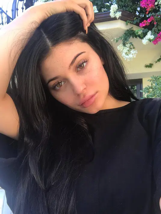 Penampilan natural Kylie Jenner nih! Kamu lebih suka dia pakai makeup atau nggak, girls? (instagram/kyliejenner)