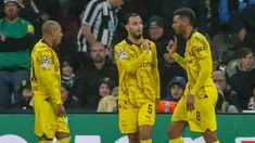 Pemain Dortmund Felix Nmecha (kanan) merayakan bersama rekan satu timnya setelah mencetak gol ke gawang Newcastle pada pertandingan sepak bola Grup F Liga Champions di St. James' Park, Newcastle, Inggris, Rabu (25/10/2023). (AP Photo/Scott Heppell)
