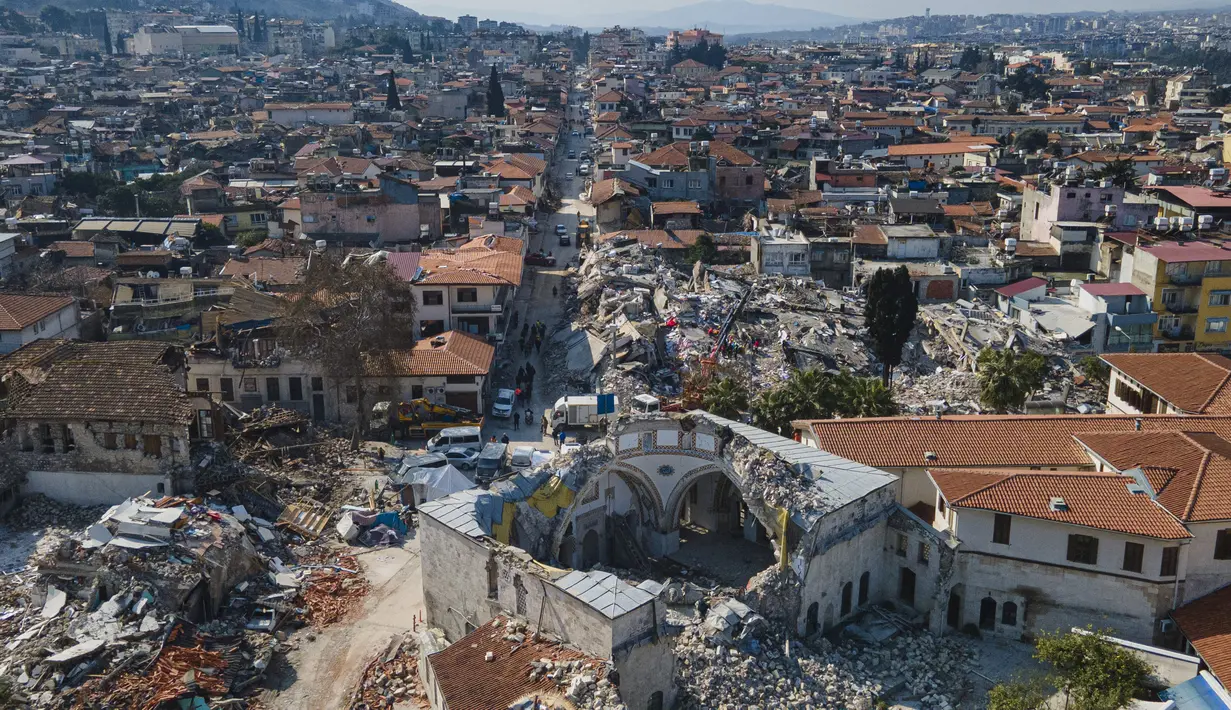 Sebuah foto udara yang diambil pada 11 Februari 2023 menunjukkan masjid Habib-i Neccar yang hancur di kota bersejarah Antakya, Turki. Masjid tersebut dilaporkan sebagai yang tertua di Anatolia. (Photo by Yasin AKGUL / AFP)