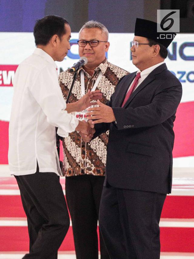 Peluk Hangat Jokowi dan Prabowo Awali Debat Kedua Capres