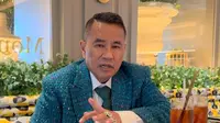 Hotman Paris menjelaskan duduk perkara abses lever yang membuatnya ambruk di Pengadilan Negeri Jakarta Utara kemudian diterbangkan ke Singapura. (Foto: Dok. Instagram @hotmanparisofficial)