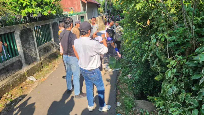 Anggota Inafis Polres Metro Depok melakukan olah TKP di lokasi penemuan mayat bayi, Sukamaju Baru, Tapos, Depok. (Liputan6.com/Dicky Agung Prihanto)