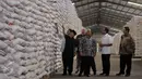 Ketua DPR Ade Komarudin (kiri), Wakil Ketua DPR Agus Hermanto (kanan) bersama sejumlah anggota Komisi IV dan Komisi VI beserta Direktur Pengadaan Perum Bulog Wahyu meninjau Gudang Bulog di Kelapa Gading, Jakarta Utara, (7/6).(Liputan6.com/Johan Tallo) 