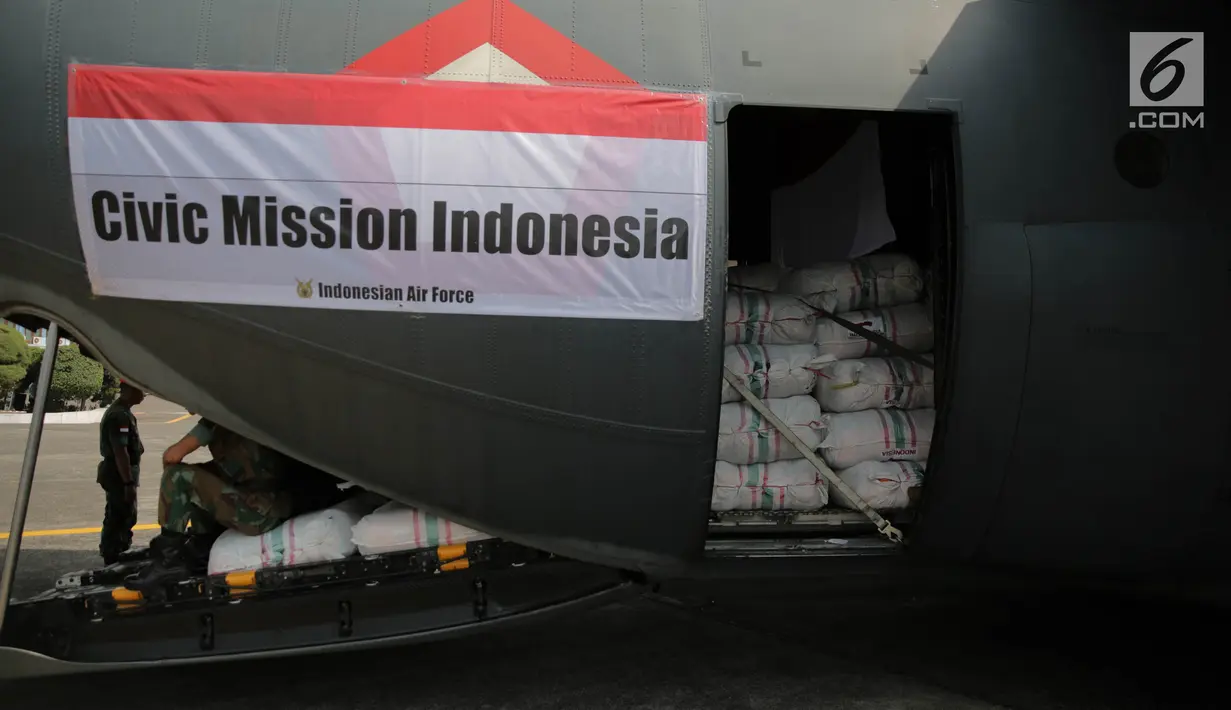 Tumpukan karung berisi bantuan untuk Rohingya berada di dalam pesawat Hercules di Lanud Halim Perdanakusuma, Jakarta, Rabu (13/9). Sebanyak 34 ton bantuan kemanusiaan itu dibawa menggunakan empat pesawat Hercules TNI AU. (Liputan6.com/Faizal Fanani)