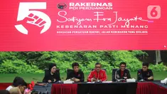 Sekretaris Jenderal Dewan Pimpinan Pusat (Sekjen DPP) Partai Demokrasi Indonesia Perjuangan (PDIP), Hasto Kristiyanto (tengah) bersama sejumlah fungsionaris saat memberikan keterangan terkait persiapan Rakernas V Partai di kantor DPP PDIP, Jakarta, Rabu (22/5/2024). (Liputan6.com/Angga Yuniar)