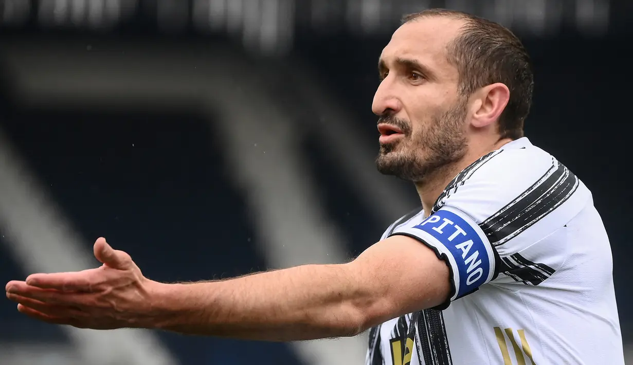 Giorgio Chiellini. Bek Juventus berusia 37 tahun yang berandil besar membawa Italia juara Euro 2020 ini telah memperpanjang kontraknya bersama Bianconeri. Kesepakatan yang terjadi pada 2 Agustus 2021 lalu itu membuat Chiellini masih memperkuat Juventus hingga 2023 nanti. (Foto: AFP/Marco Bertorello)