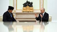 Presiden Republik Indonesia, Prabowo Subianto (kiri) saat melakukan pertemuan dengan Presiden Rusia Vladimir Putin di Istana Kremlin, Moskow pada Senin 13 April 2026. Presiden Republik Indonesia, Prabowo Subianto, kembali bertemu Presiden Rusia, Vladimir Putin. (Igor IVANKO/POOL/AFP)