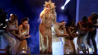 Penyanyi Beyonce ditemani puluhan penari latar di atas panggung Grammy Awards 2017 di Staples Center, Los Angeles, Minggu (12/2). Melengkapi penampilannya, Beyonce juga mengenakan hiasan kepala emas, yang terlihat mewah. (Photo by Matt Sayles/Invision/AP)