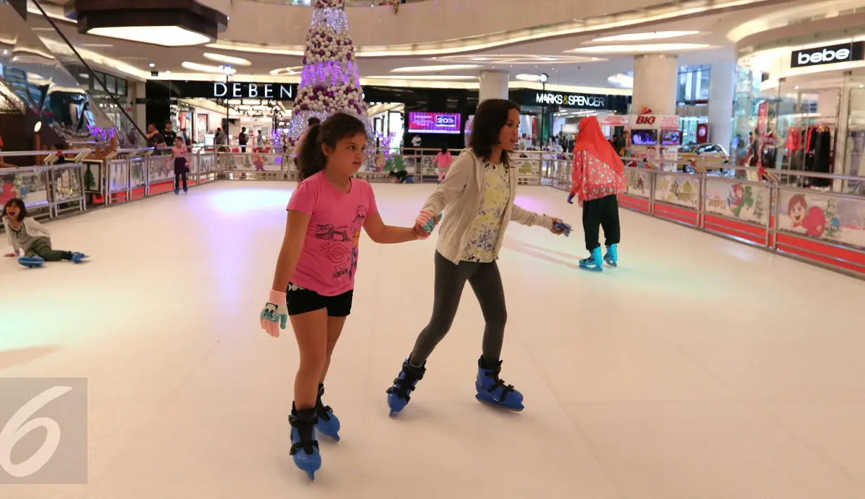 Pengunjung menikmati permainan Sky Ring Fun Skating di Lippo Mall Kemang, Jakarta, Rabu (16/12/2015). Jelang libur Natal dan sekolah sejumlah mall mulai berlomba untuk menyajikan wahana yang dapat dinikmati bersama keluarga. (Liputan6.com/Angga Yuniar)
