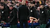 Manajer Liverpool, Arne Slot, melihat bek The Reds asal Italia, Giovanni Leoni, yang baru saja menjalani debut harus ditandu keluar lapangan saat menghadapi Southampton di babak ketiga Carabao Cup 2025/2026 di Anfield, Rabu (24/9/2025) dini hari WIB. (Paul ELLIS / AFP)