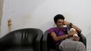 Alfin Tuasalamony bersantai di ruang tamu. (Bola.com/Peksi Cahyo)