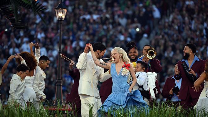 Bad Bunny dan Lady Gaga Guncang Panggung Super Bowl 2026, Singgung Penampilan Bermakna