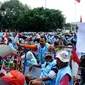 Ratusan penarik becak menolak keberadaan ojek motor berbasis online beroperasi di Solo, Jawa Tengah. (Liputan6.com/Fajar Abrori)
