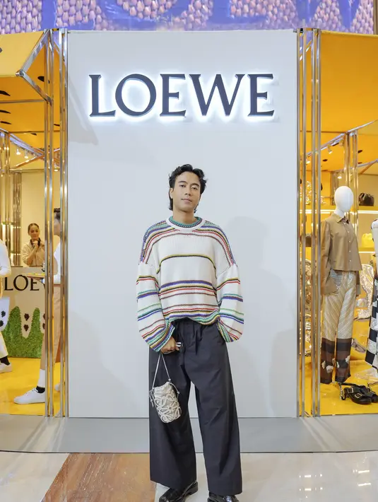 Vidi Aldiano, penyanyi dan selebriti Indonesia tampak hadir memeriahkan LOEWE Paula’s Ibiza 2024. Ia mengenakan Anagram cut-out pocket in classic calfskin & canvas bag berwarna putih, dan Sweater in cotton blend dari koleksi LOEWE Paula’s Ibiza 2024. Pop up booth store ini akan hadir di The Pacific Place Mall Jakarta hingga September 2024 mendatang. [ Foto dok LOEWE ]