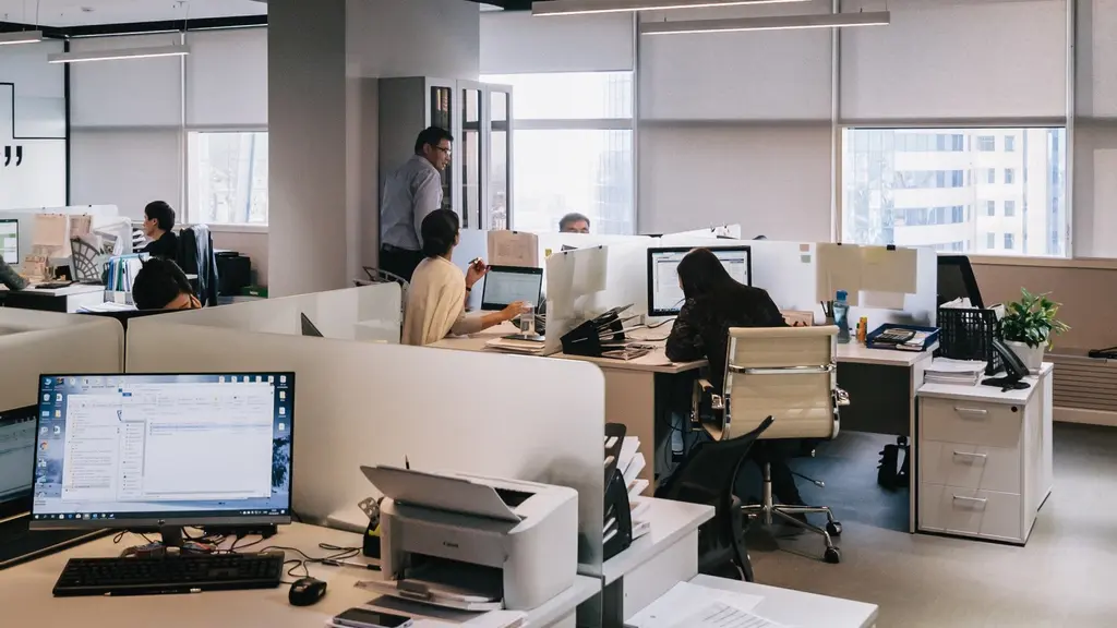 Ilustrasi karyawan, bekerja, suasana kantor. (Photo by Damir Kopezhanov on Unsplash)
&nbsp;