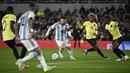 Pemain Timnas Argentina, Lionel Messi (tengah), mengontrol bola dan berusaha melewati barisan pertahanan Ekuador dalam pertandingan Kualifikasi Piala Dunia 2026 zona CONMEBOL yang berlangsung di Mas Monumental stadium, Buenos Aires, Jumat (8/9/2023) pagi WIB. (AFP/Juan Mabromata)