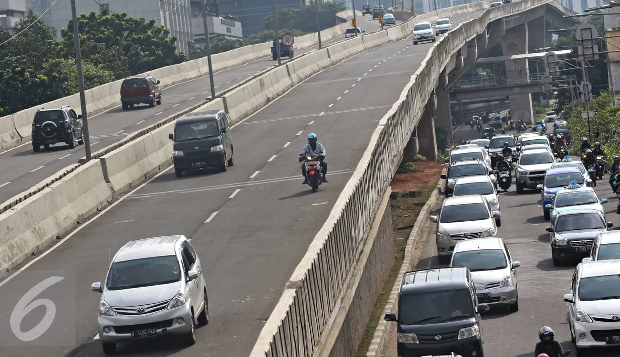Pengendara sepeda motor melintas di jalan layang non-tol Kampung Melayu-Tanah Abang di Jakarta, Jumat (15/4). Kurangnya pengawasan membuat sejumlah pemotor nekat menerobos ke jalur khusus tersebut. (Liputan6.com/Immanuel Antonius)