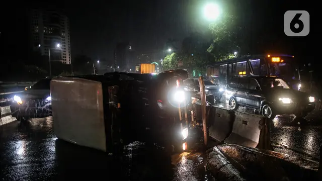 Kondisi Mobil yang Terguling di Depan Gerbang Tol Tanjung Duren