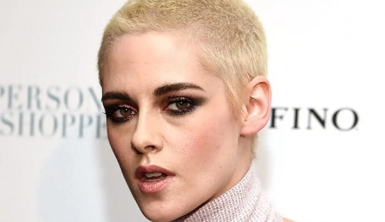 Sebenarnya tidak terlalu mengejutkan, pasalnya Stewart memang sudah biasa gonta-ganti gaya rambut. Namun model rambutnya saat ini memang terbilang tidak biasa. (AFP/Bintang.com)
