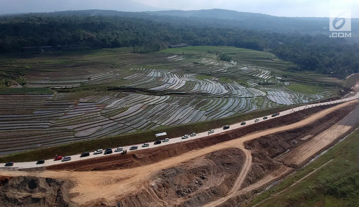 Foto udara antrean kendaraan pemudik saat melintasi tanjakan Jembatan Kali Kenteng di ruas tol fungsional Salatiga-Kartasura, Kab Semarang, Jateng, Selasa (12/6). Kepadatan terjadi karena belum selesainya pembangunan jembatan. (Liputan6.com/Arya Manggala)