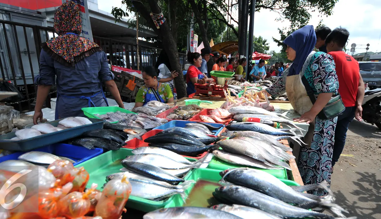 Pedagang ikan  saat merapihkan dagangannya di pasar Kramat jati, Jakarta Timur, Kamis (31/12). Jelang malam tahun baru, warga banyak berburu kerang hijau untuk merayakan malam tahun baru. (Liputan6.com/Yoppy Renato)