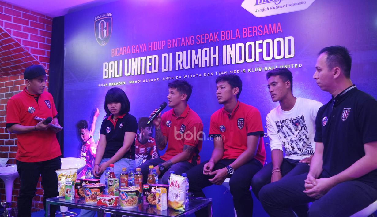 Pemain Bali United, Irfan Bachdim, Mahdi Albar dan Andhika Wijaya, menghadiri acara Meet and Greet bertema “Bicara Gaya Hidup Bintang Sepakbola Bersama Bali United di Rumah Indofood” di Jakarta Fair, Selasa (11/7/2017). (Dokumentasi Penyelenggara)