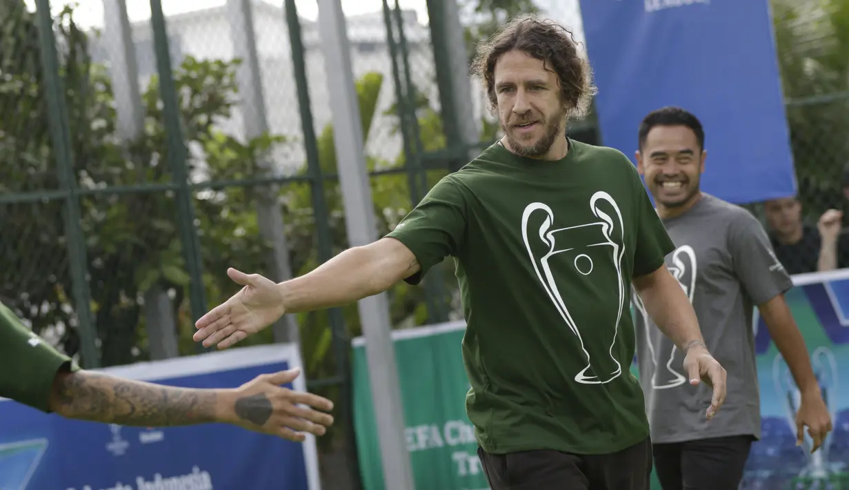 Legenda Barcelona, Carles Puyol, saat bermain futsal di Lapangan Menara Imperium, Jakarta, Selasa (12/3). Pertandingan tersebut merupakan bagian dari kegiatan UEFA Champions League Trophy Tour di Jakarta. (Bola.com/M Iqbal Ichsan)