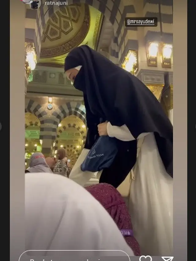 Ayu Dewi dan Regi Datau bertolak ke Tanah Suci (Foto Instagram mrsayudewi)