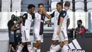 Para pemain Juventus merayakan gol yang dicetak oleh Paulo Dybala ke gawang Torino pada laga Serie A di Stadion Allianz, Turin, Sabtu (4/6/2020). Juventus menang 4-1 atas Torino. (AP/Marco Alpozzi)