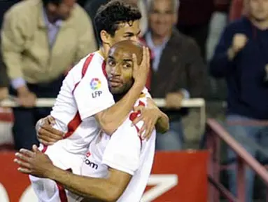 Sevilla&#039;s Frederic Kanoute celebrates with Jesus Navas after scoring against Valladolid during their Spanish league match at Sanchez Pizjuan stadium in Sevilla, on March 21, 2009. AFP PHOTO/CRISTINA QUICLER