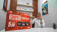 Telkomsel meluncurkan kartu perdana Simpati TikTok seharga Rp 55 ribu bersama dengan TikTok dan Gopay. (Foto: Corpcomm Telkomsel).